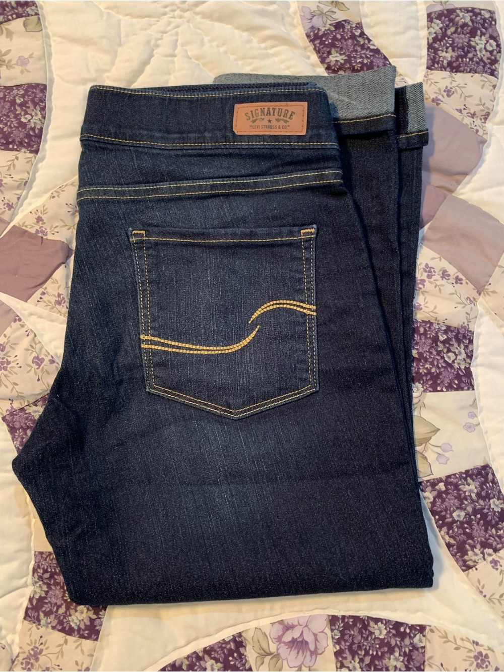 Signature Dark Indigo Pull-On Straight-Leg Cropped Capris